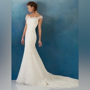 NWT Alyne by Rita Vinieris “Juliet” Chantilly lace wedding dress with train